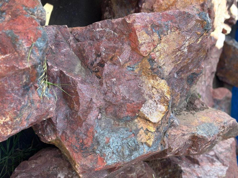 Камни для ландшафтного дизайна красно-фиолетовые 10-60 килограмм купить в Томской области