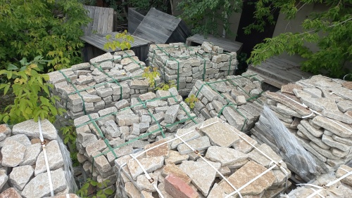 Гранитный плитняк галтованный для мощения купить в Томской области