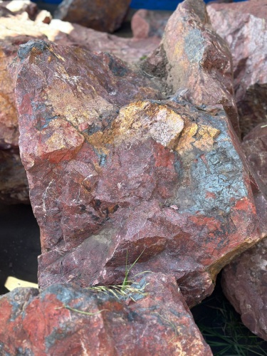 Камни для ландшафтного дизайна красно-фиолетовые 10-60 килограмм купить в Томской области