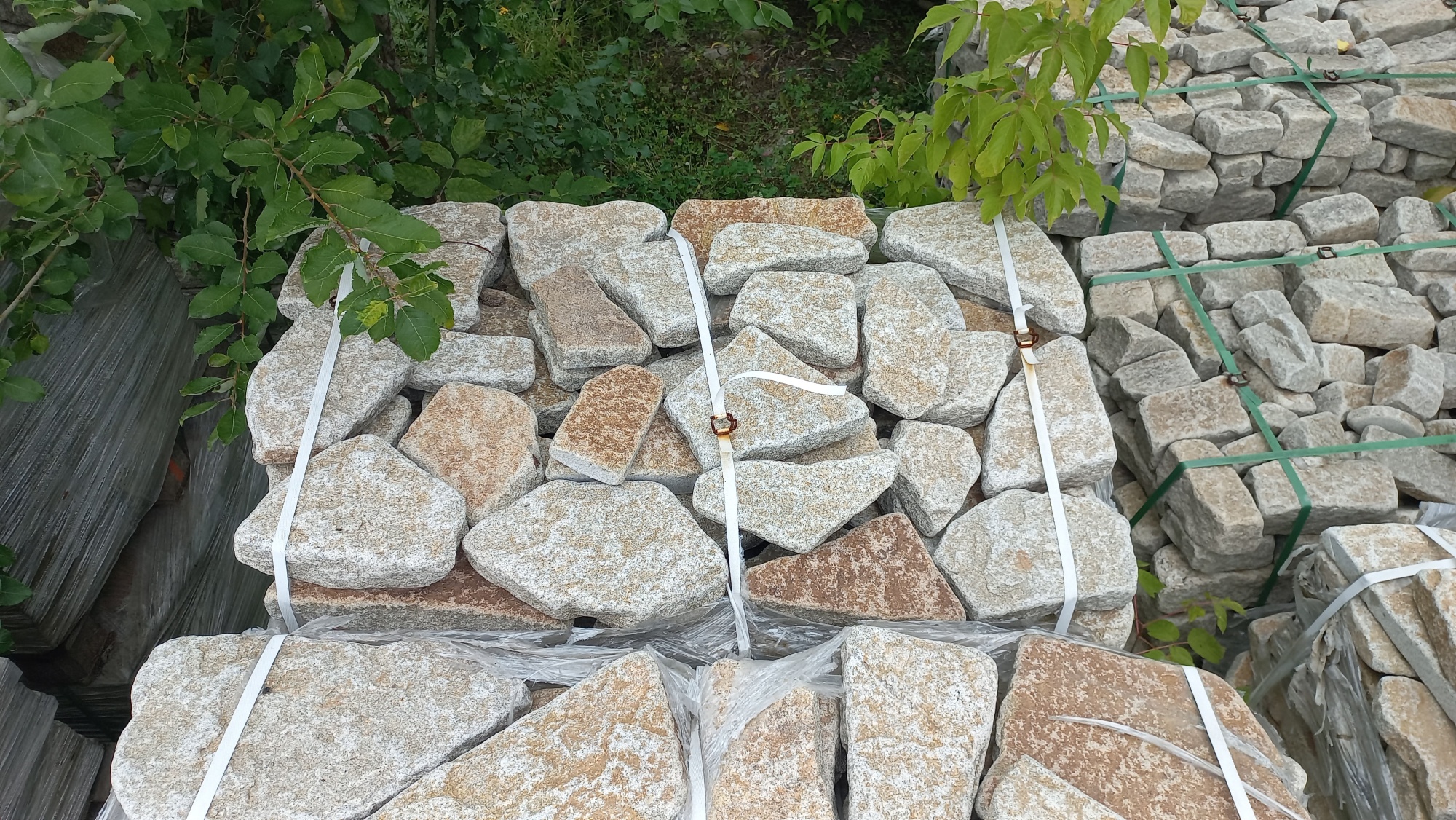 Плитняк галтованный гранитный для ландшафтного дизайна купить в Томской области