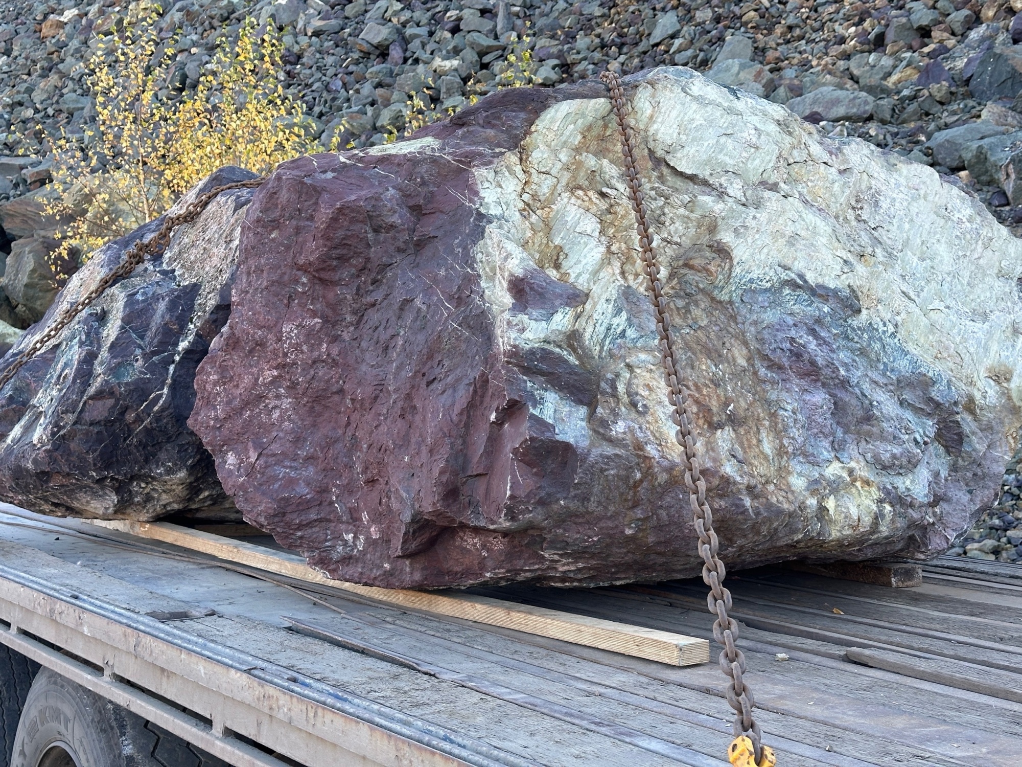 Огромные красно-фиолетовые валуны для ландшафтного дизайна весом более 5 тонн купить в Томской области