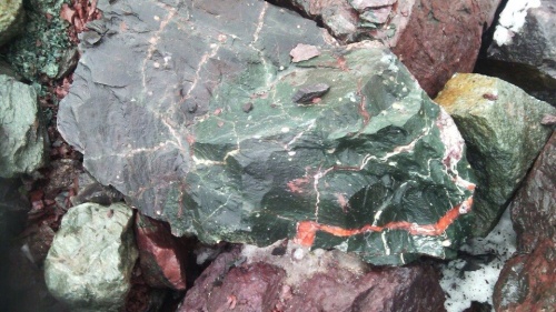 Гигантские зелёные валуны для ландшафтного дизайна весом более 5 тонн купить в Томской области