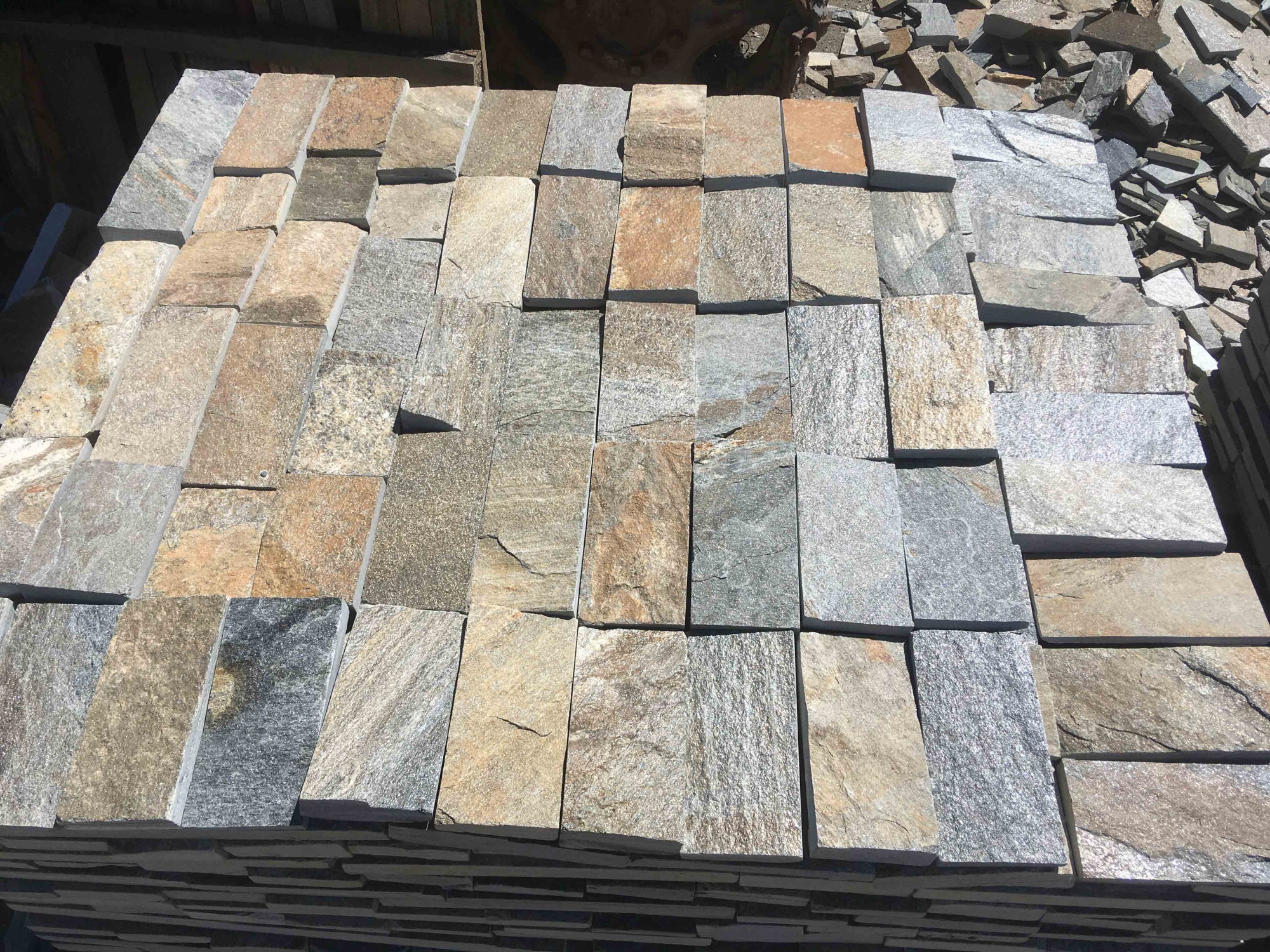 Плитка пилёная златолит Уральский для цоколя, отмостки купить в Томской области