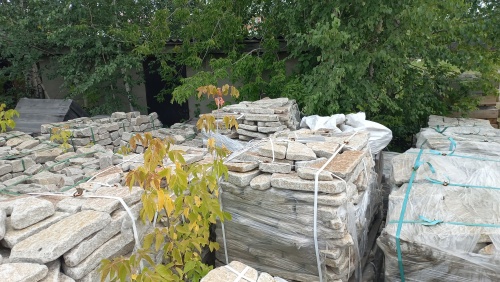 Плитняк галтованный гранитный для ландшафтного дизайна купить в Томской области