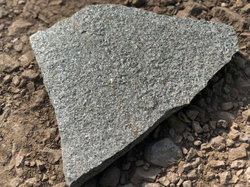 Плитняк златолит Уральский для цоколя, отмостки купить в Томской области