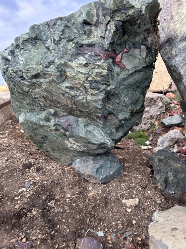 Гигантские зелёные валуны для ландшафтного дизайна весом более 5 тонн купить в Томской области