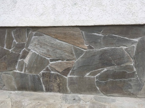 Плитняк златолит Уральский для цоколя, отмостки купить в Томской области