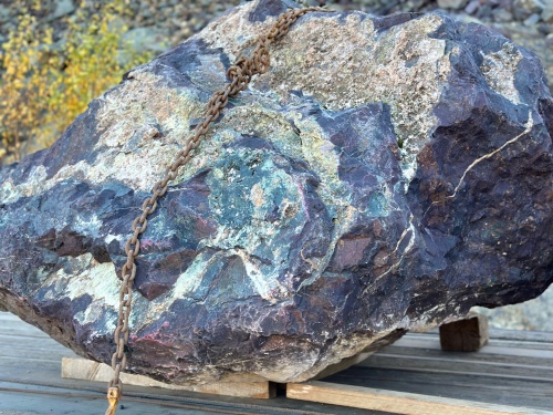 Огромные красно-фиолетовые валуны для ландшафтного дизайна весом более 5 тонн купить в Томской области