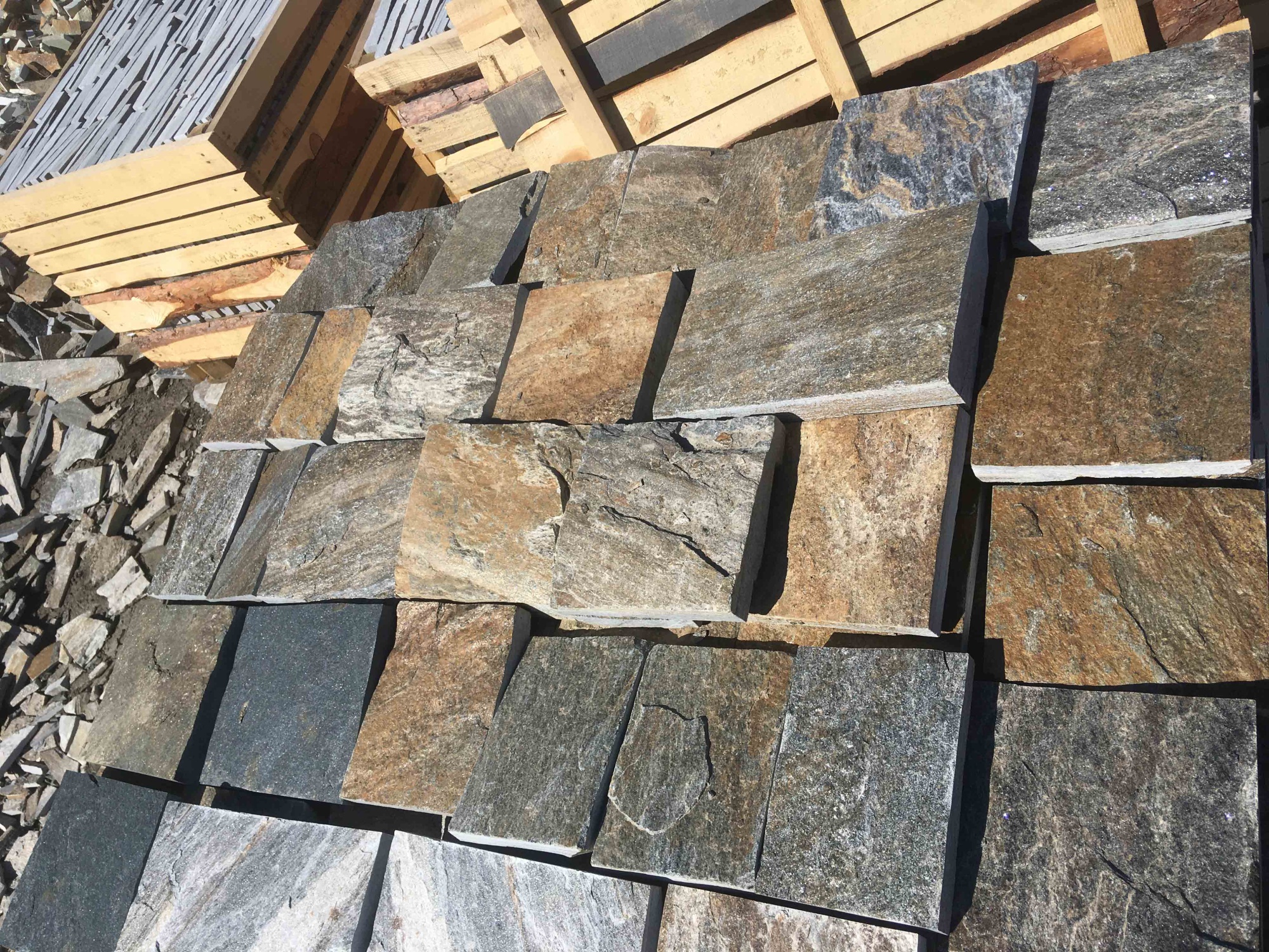 Плитка пилёная златолит Уральский для цоколя, отмостки купить в Томской области