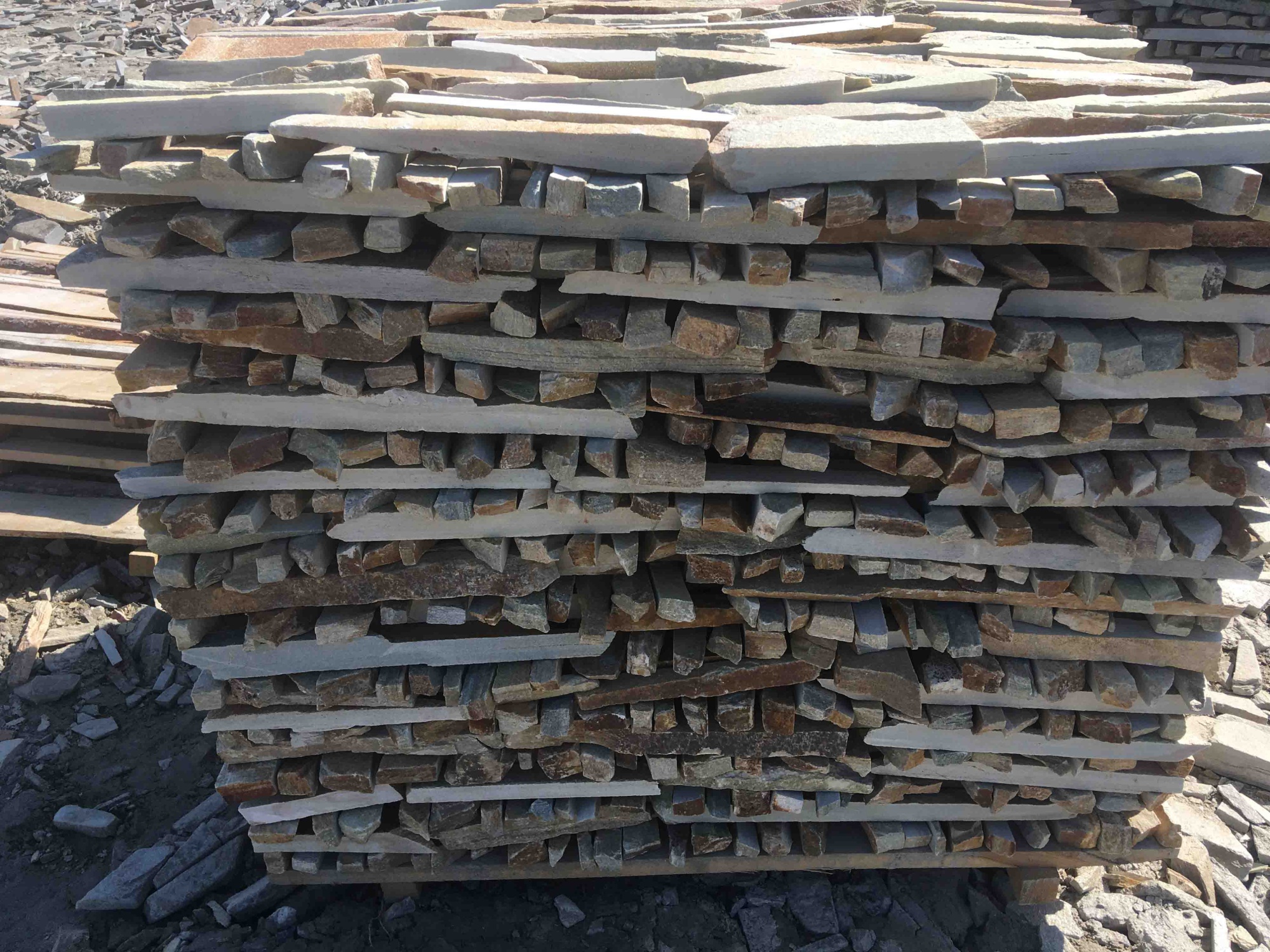 Горбушка златолит золотистый для облицовки купить в Томской области