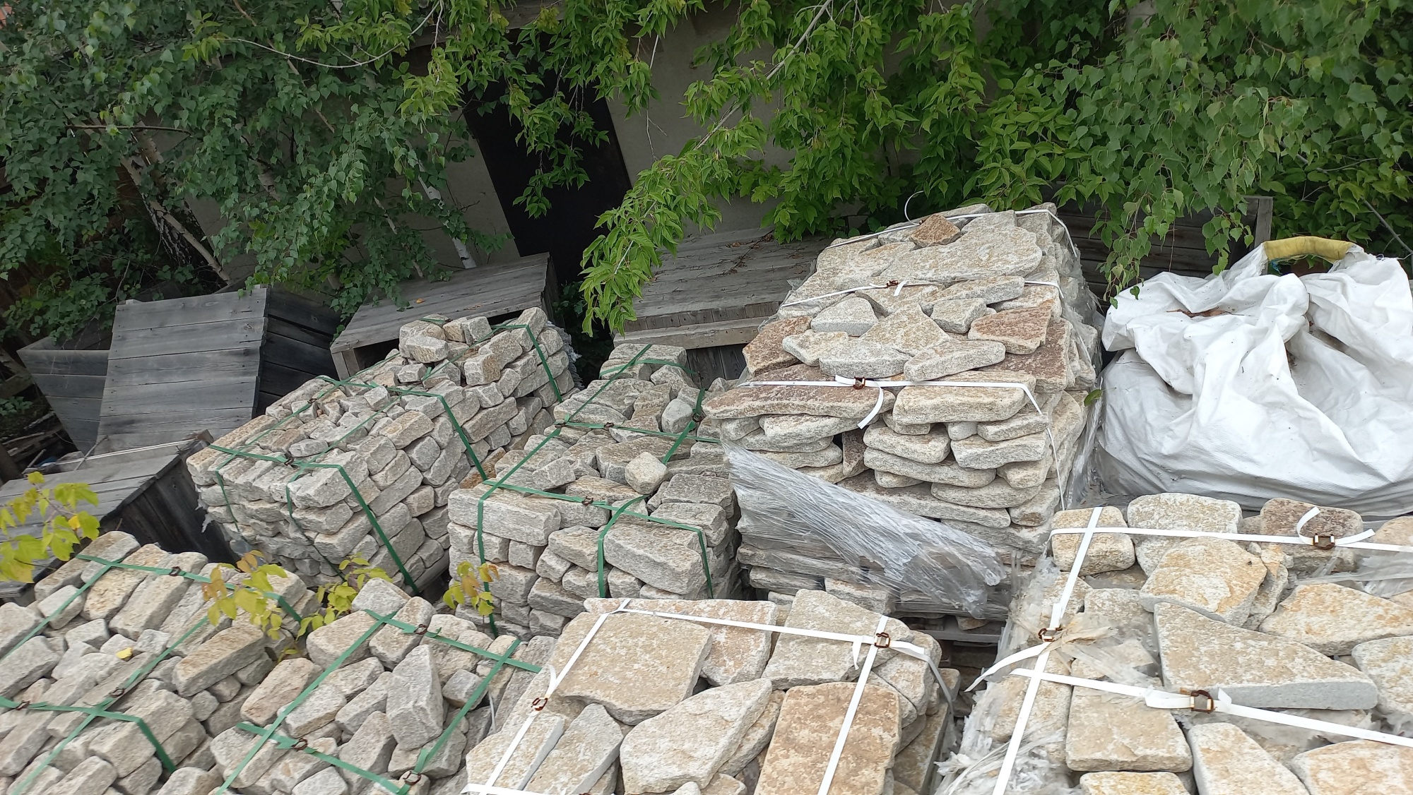 Плитняк гранитный галтованный купить в Томской области