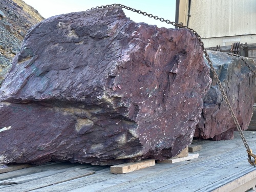 Огромные красно-фиолетовые валуны для ландшафтного дизайна весом более 5 тонн купить в Томской области