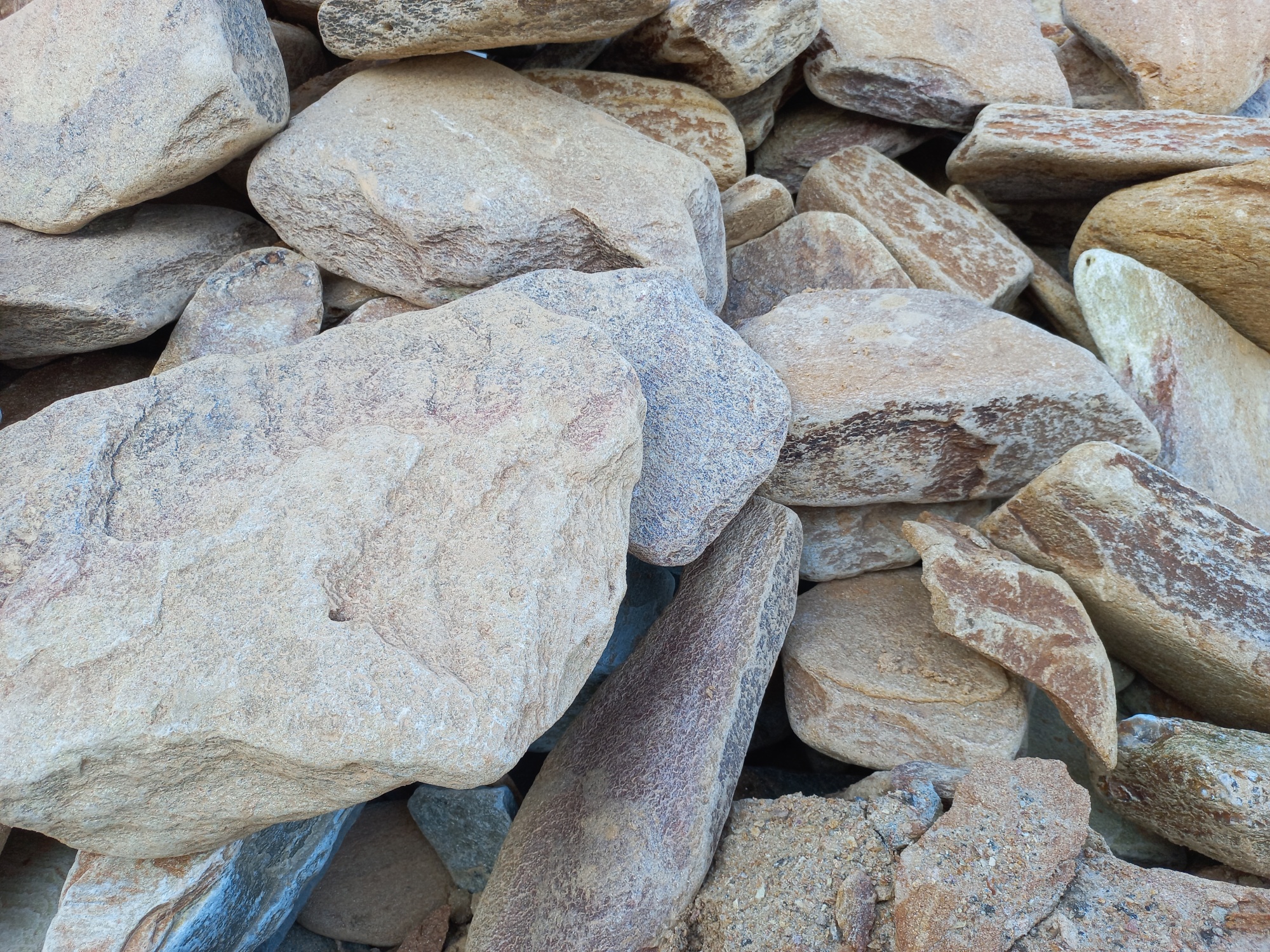 Златолит жёлтый, жёлто-зелёный глыбки и валуны для ланшафтного дизайна купить в Томской области