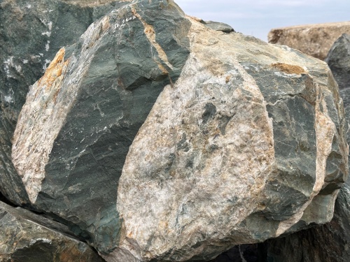 Гигантские зелёные валуны для ландшафтного дизайна весом более 5 тонн купить в Томской области