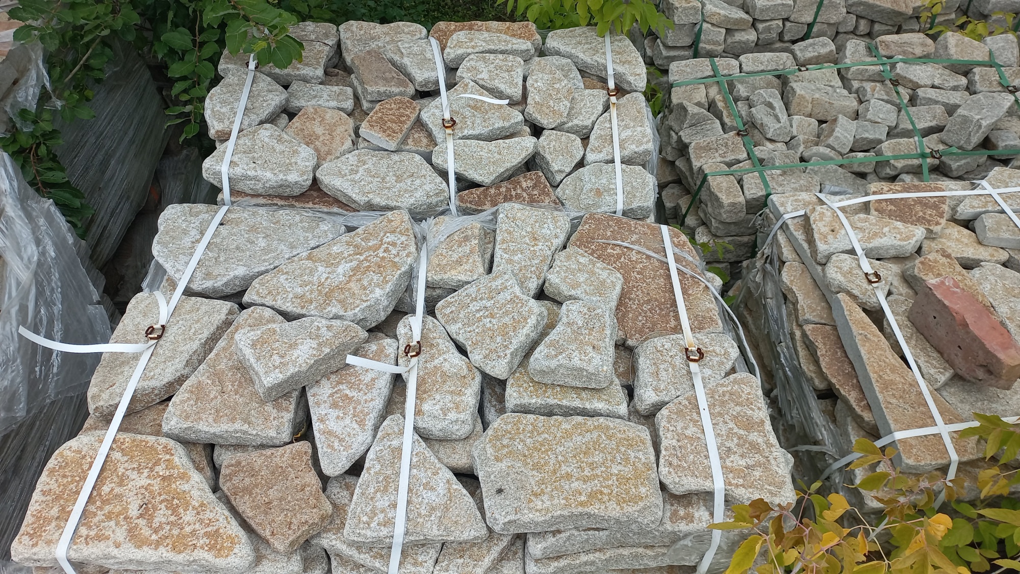 Гранитный плитняк галтованный для мощения купить в Томской области